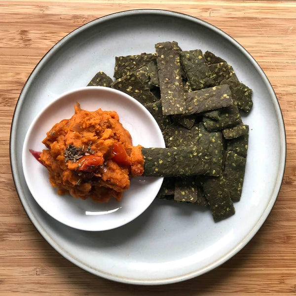 Tomaten-Linsen-Dip mit Spirulina Cracker