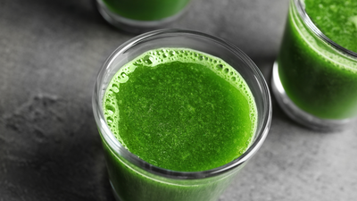 Detox-Shot mit Orangen/Ingwer und Spirulix