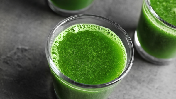 Detox-Shot mit Orangen/Ingwer und Spirulix