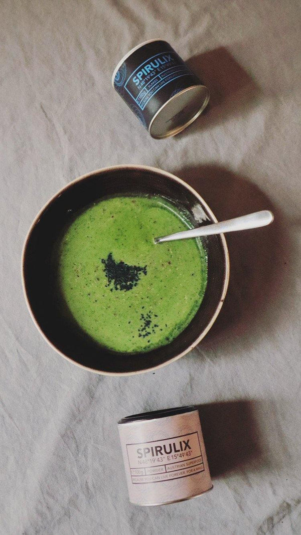 Brokkolisuppe mit Spirulina Powder & Flakes