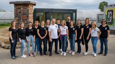 Gruppenbild der Mitarbeiter von Spirulix auf der Algenfarm