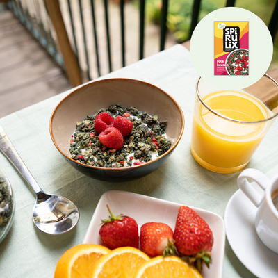 Frühstückstisch auf Balkon mit Knuspermüsli